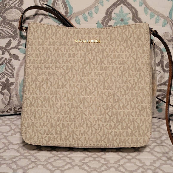 Michael Kors Handbags - Michael Kors Jet Set Travel Purse